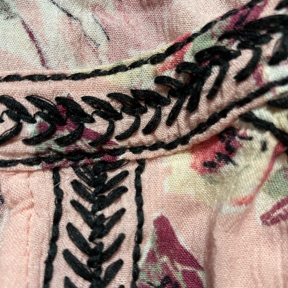 BKE boutique pink crinkle floral cold shoulder blouse - Picture 3 of 7